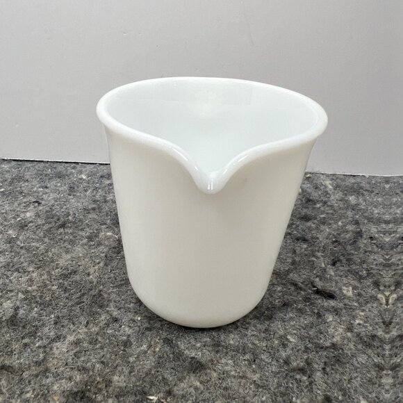 Vintage PYREX White Milk Glass  Creamer with Handle & Pouring Spout - Picture 2 of 9